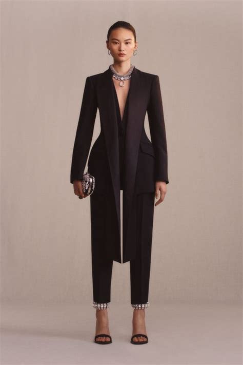 Александр МакКуин | Mcqueen fashion, Woman suit fashion, Fashion outfits