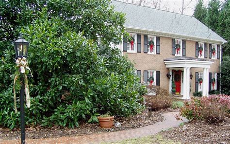 How To Hang Wreaths On Outside Exterior Windows