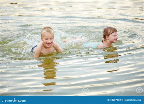 Deux Enfants Se Baignant Dans L Eau De La Mer Photo Stock Image Du