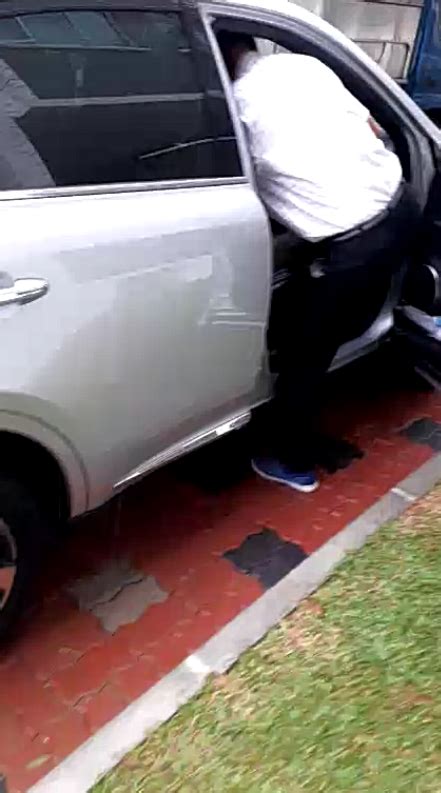 Man Arrested After Chasing Naked Guy Hiding In Car At Bukit Batok Saying He Will Kill Him