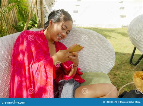 Jeune Fille Indon Sienne Asiatique Heureuse Et Belle D Adolescent Dans Le Bikini Souriant Sur Le