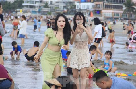 Nắng nóng gay gắt biển Đà Nẵng đông nghịt người tắm giải nhiệt