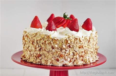 Những hình ảnh bánh sinh nhật trong vô cùng đáng yêu với những quả dâu Thư viện Ảnh đẹp hot