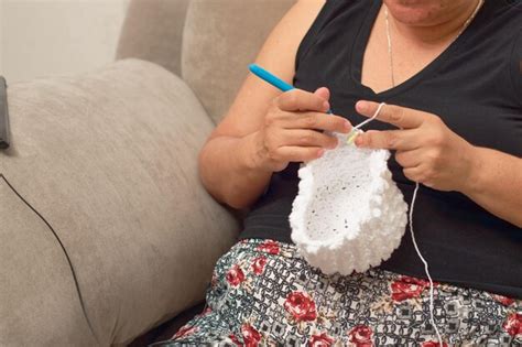 Cerca De Una Mujer Latina Madura Tejiendo Desde Su Casa En Su Zona De Confort Foto Premium