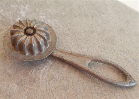Vintage Cast Aluminum Pie Crimper Pat D 09 By Cocoskloset