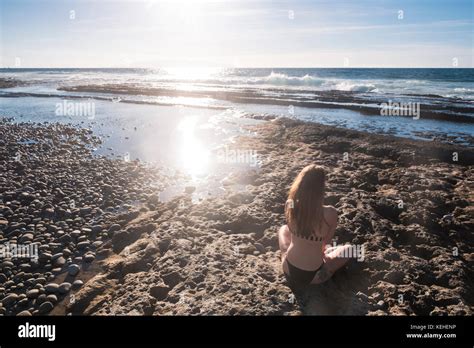 Wearing Bikini Fotos Und Bildmaterial In Hoher Aufl Sung Alamy