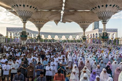 Salat Idul Fitri Masjid Agung Jateng Antara Foto