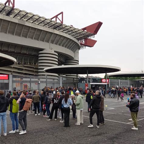 San Siro Sold Out Per La Sfida Di Champions Tra Milan E Psg Daily Milan