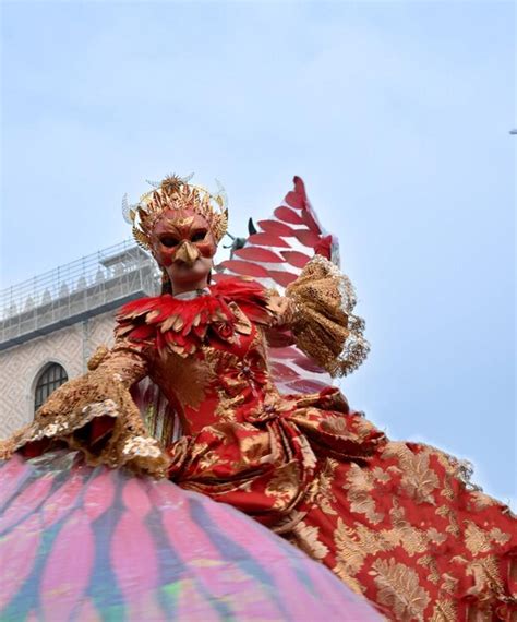 Persona Disfrazada Para El Carnaval De Venecia Con Traje De F Nix