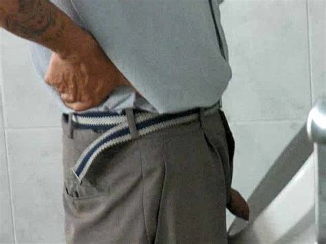 CORONA MEANDO EN BAÑO PÚBLICO II XVIDEOS