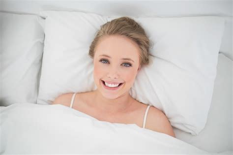 Premium Photo Natural Smiling Blonde Lying In Bed