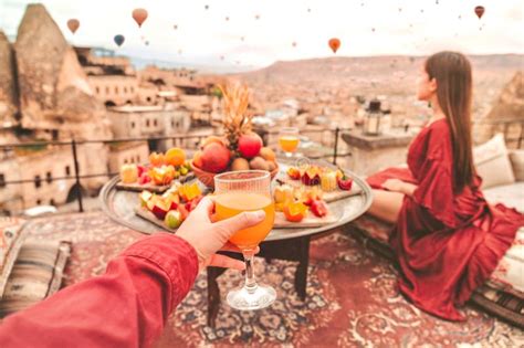 Viaje Pareja En Globos De Aire Caliente Coloridos De Capadocia