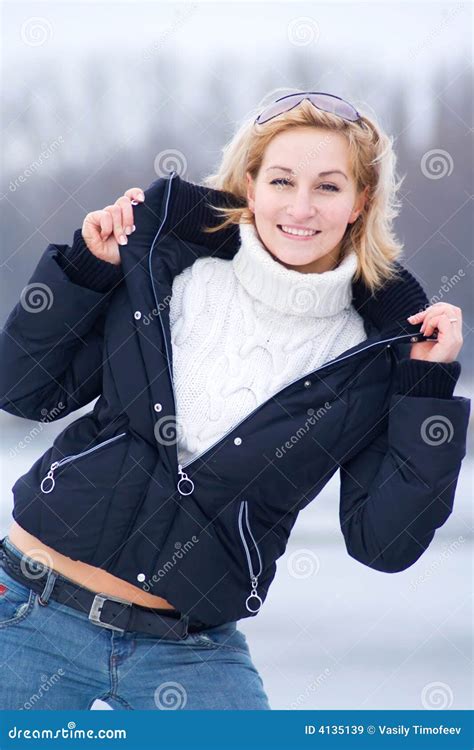 Jeune Femme Blonde Dans La Jupe Noire Au Loin Ouverte Image Stock Image Du Snowing Courroie