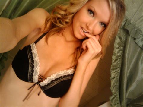 Naked Erin Cummins In ICloud Leak Scandal