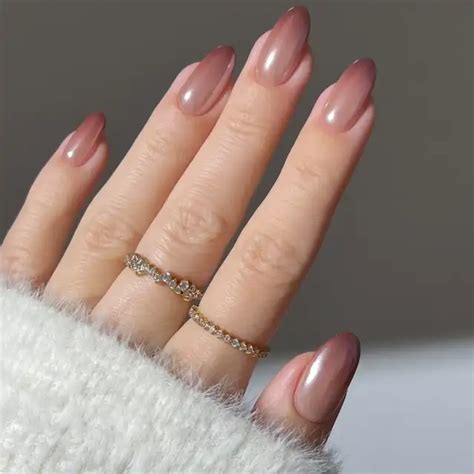 Uñas cortas de color nude diseños que desbancan al color rojo y