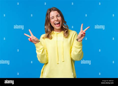 Amuse Toi Bien Une Jeune Fille Cawaii Blonde Et Sympathique Insouciante Aux Dents Blanches Et