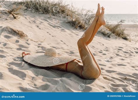 Joven Atractiva En Bikini Con Un Sombrero De Paja Grande Posando En La Playa De Arena Foto De