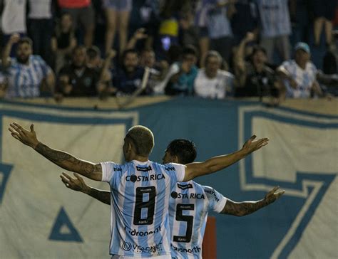 Tubarão vence a Chapecoense e encosta no G 4