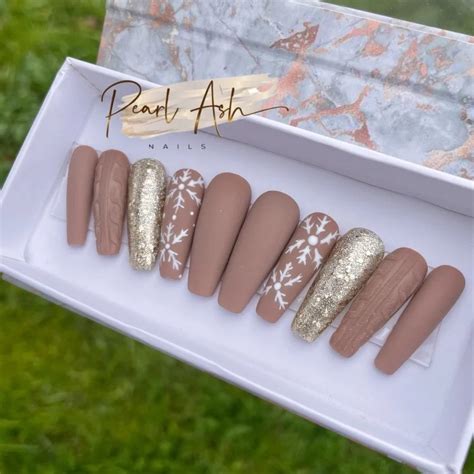 Best Nude Christmas Nails That Will Make Santa Blush
