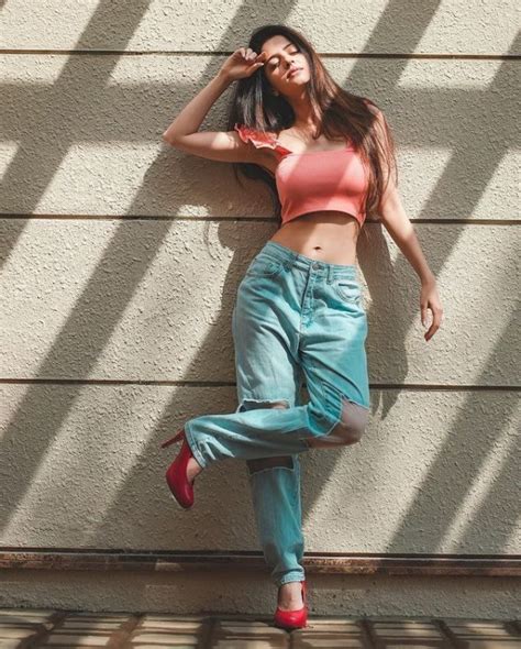 ಸಮದರ ಮಧಯ ಶವಲಗ ಸನಮ ನಟ ವದಕ ಬಕನ ಅವತರ Actress Vedhika latest bikini hot photos