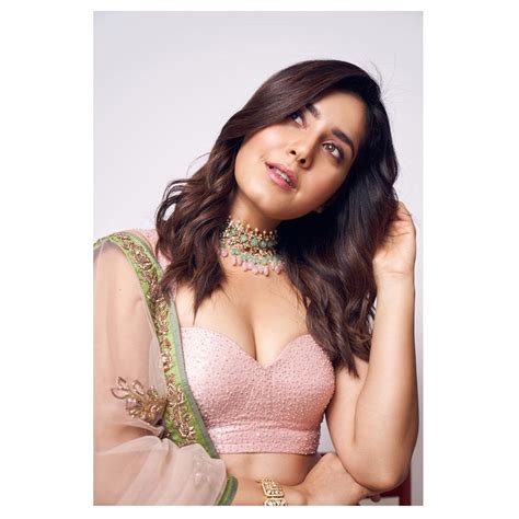 Raashi Khanna Hot Heroine Indian Actress పలచన దసతలల రశ ఖనన వరల అవతనన పకస