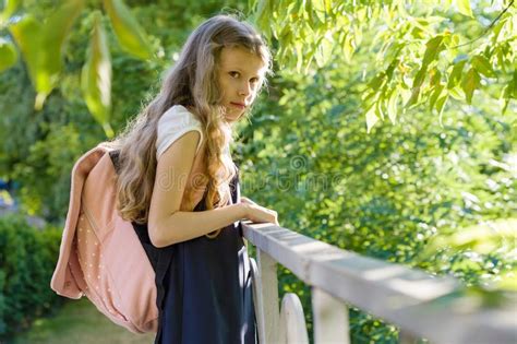 Blonde De La Colegiala De La Muchacha Con La Mochila En Uniforme