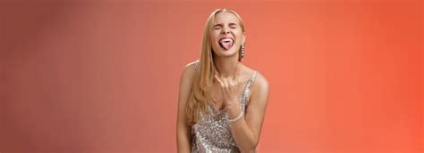 Excit Insouciant Amus Blonde En Robe De Soir E Scintillante Argent E Faisant La F Te S Amusant