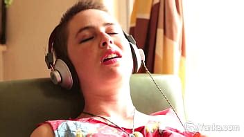 Amateur Ezmerelda Fingers Her Hairy Pussy XVIDEOS