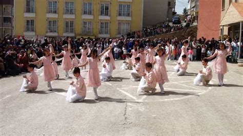 Cumhuriyet İlkokulu bahçesinde 23 Nisan coşkusu