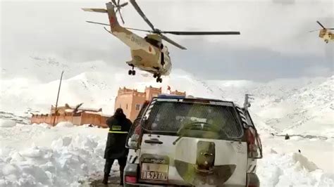 Ouarzazate bloquée par la neige une femme enceinte évacuée par