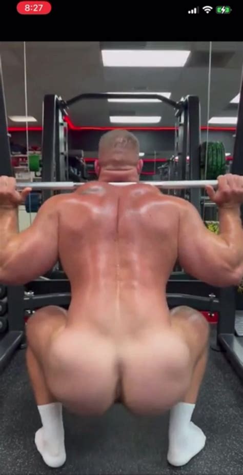 Bodybuilder Squatting Naked ThisVid