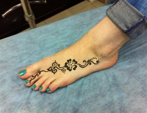 Фото: рисунки хной на ноге: