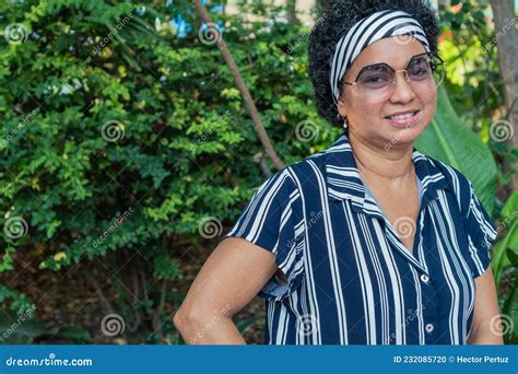 Latina Con Afro Mirando La C Mara Foto De Archivo Imagen De Sonrisa Muchacha