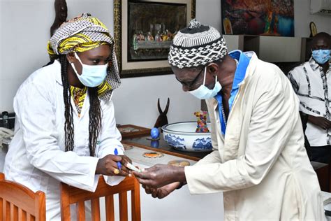 Monseigneur Benjamin Ndiaye Archevêque de Dakar prend sa première dose