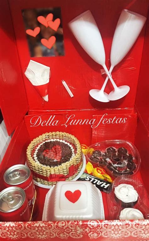 Mini Naked Cakes With Floral Decorations