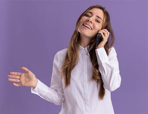 Souriante Jeune Jolie Fille Caucasienne Tient La Main Ouverte Et Parle