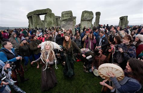 pictures druids descend  stonehenge  mark winter solstice bbc