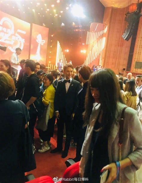 Hình ảnh hot nhất weibo Hồ Ca và Vương Khải ôm nhau netizen nhờ vả các mỹ nhân rước hộ 2 Thánh ế