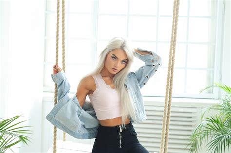 Portrait de jeune femme blonde avec une peau bronzée et des vêtements de mode Photo Gratuite