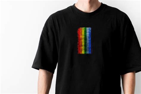 Una bandera del arco iris del símbolo del orgullo gay lgbt en la camiseta Foto Premium