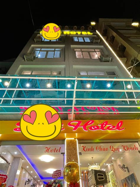 Cái kết có hậu của hot girl vướng nghi vấn người thứ 3 và hot boy sân cỏ