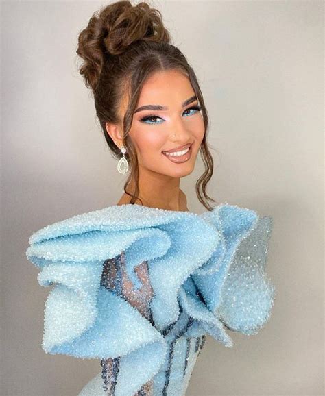 Pin By U Are Amazing On Makeup Dark Roots Blonde Hair Bridal Hair Buns Wedding Hair Side