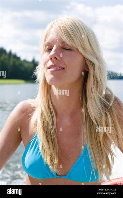 Blonde Frau Im Boot Am Meer Entspannen Stockfotografie Alamy