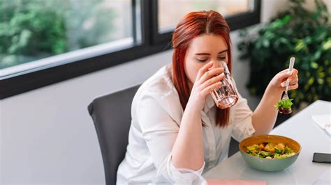 Agua Ajuda Na Digestão - Beber água durante as refeições ajuda ou atrapalha a digestão?
