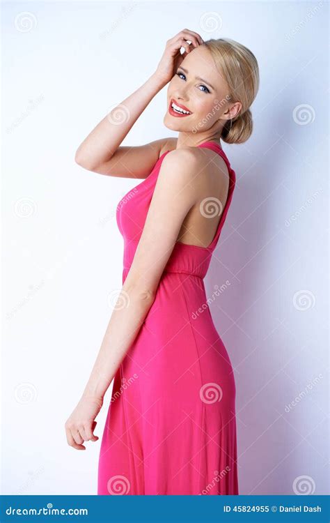 Jeune Femme Blonde Heureuse Dans La Robe Rose Image Stock Image Du Fille Attrayant