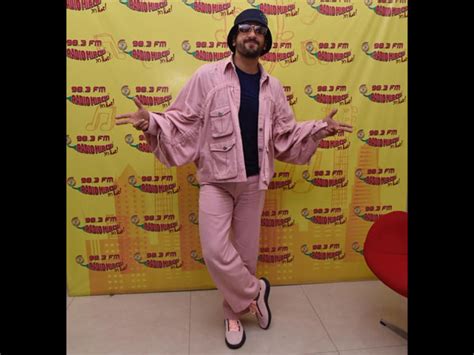 Ranveer Singh In A Pink Pantsuit For Gully Boy Promotions - Boldsky.com