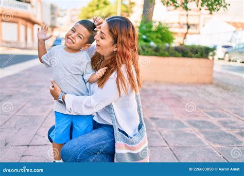 Adorable Madre Latina E Hijo Sonriendo Alegre Abrazo En La Ciudad Foto De Archivo Imagen De