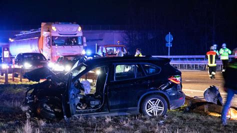 A9 Autofahrerin kracht in Pannenfahrzeug und löst schweren