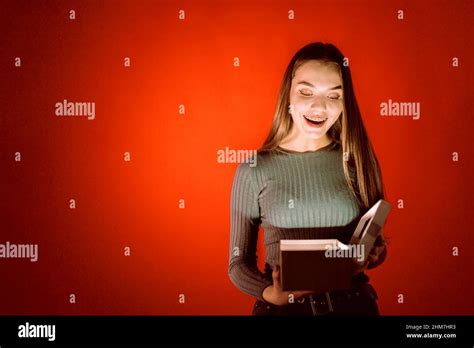 Une jolie fillette blonde est ravissante dans la boîte ouverte d où vient la lumière Joyeux