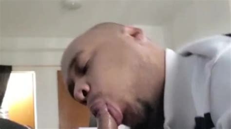 EL VECINO HETERO CURIOSO VINO A FUMAR UN PORRO Y TERMINE COMIENDOLE LA VERGA Free Porn Videos